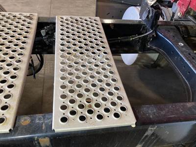 Kenworth T680 Deck Plate / Catwalk