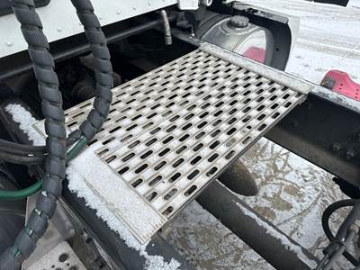 Kenworth T680 Deck Plate / Catwalk