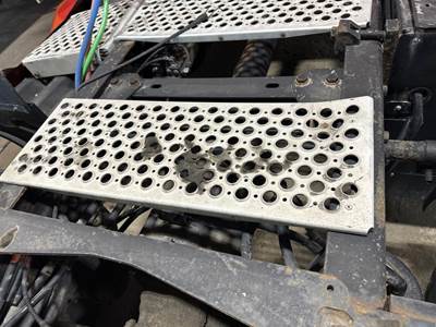 Kenworth T680 Deck Plate / Catwalk