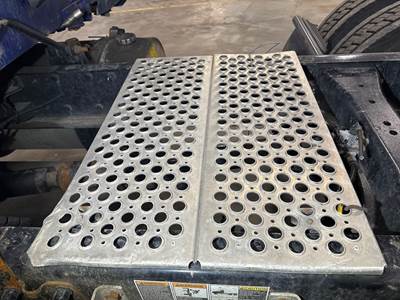 Kenworth T680 Deck Plate / Catwalk