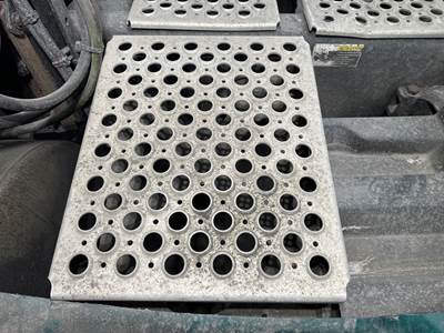 Kenworth T680 Deck Plate / Catwalk