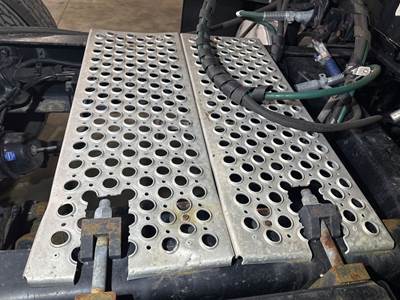Kenworth T680 Deck Plate / Catwalk