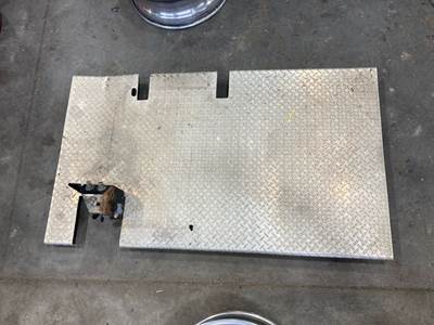 Kenworth T680 Deck Plate / Catwalk
