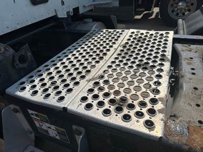 Kenworth T680 Deck Plate / Catwalk