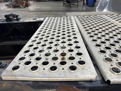 Kenworth T680 Deck Plate / Catwalk