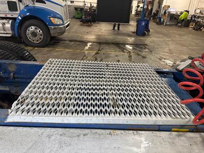 Peterbilt 378 Deck Plate / Catwalk