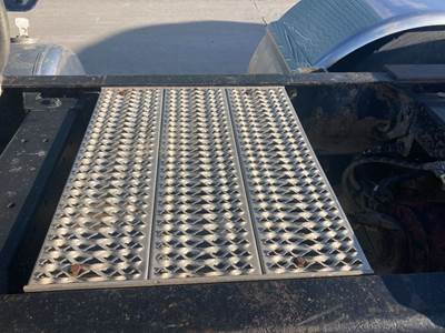 Peterbilt 379 Deck Plate / Catwalk