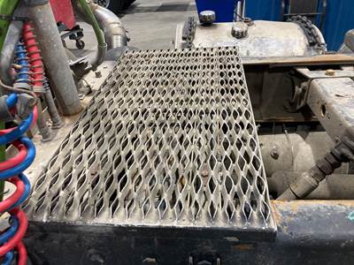 Peterbilt 379 Deck Plate / Catwalk