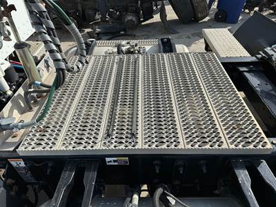 Peterbilt 382 Deck Plate / Catwalk