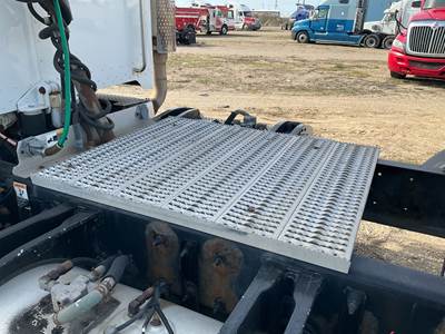 Peterbilt 382 Deck Plate / Catwalk
