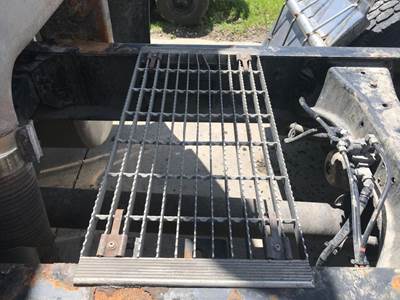 Peterbilt 386 Deck Plate / Catwalk