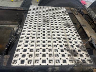 Peterbilt 386 Deck Plate / Catwalk