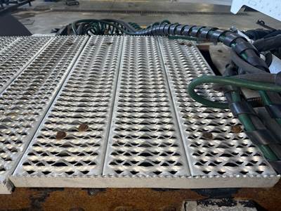 Peterbilt 386 Deck Plate / Catwalk