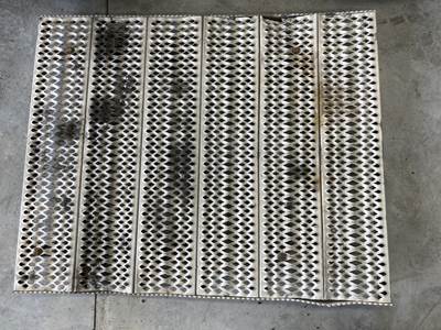 Peterbilt 387 Deck Plate / Catwalk