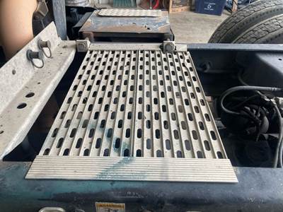Peterbilt 387 Deck Plate / Catwalk