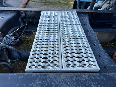 Peterbilt 387 Deck Plate / Catwalk