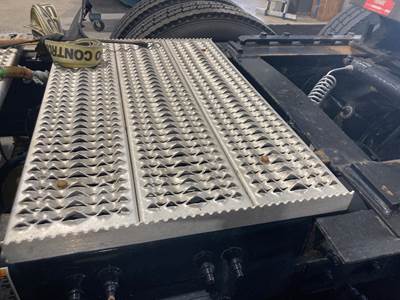 Peterbilt 567 Deck Plate / Catwalk