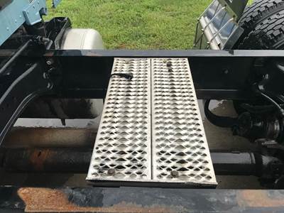 Peterbilt 579 Deck Plate / Catwalk