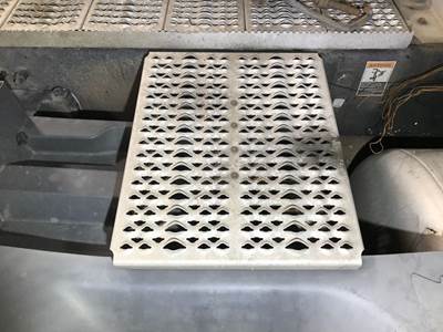 Peterbilt 579 Deck Plate / Catwalk