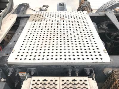 Peterbilt 579 Deck Plate / Catwalk