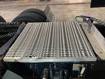 Peterbilt 579 Deck Plate / Catwalk