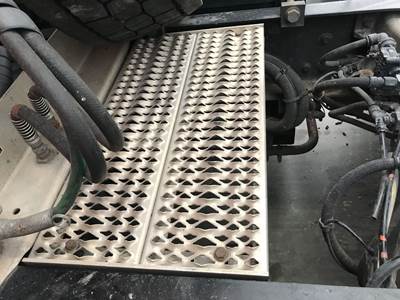 Peterbilt 579 Deck Plate / Catwalk