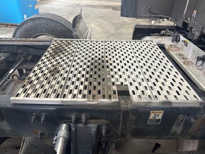 Peterbilt 579 Deck Plate / Catwalk