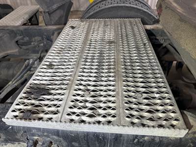 Peterbilt 587 Deck Plate / Catwalk