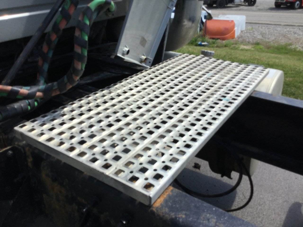 2005 Volvo VNL Deck Plate / Catwalk For Sale Kansas City, MO 24784372