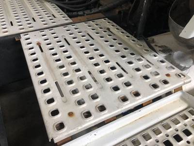 Volvo VNL Deck Plate / Catwalk