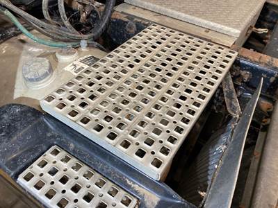 Volvo VNL Deck Plate / Catwalk