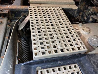 Volvo VNL Deck Plate / Catwalk