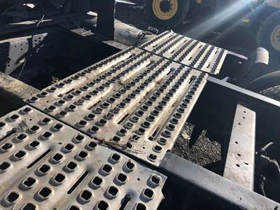 Volvo VNL Deck Plate / Catwalk