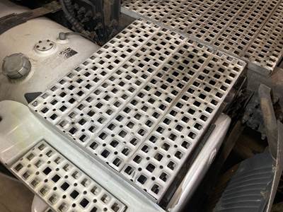 Volvo VNL Deck Plate / Catwalk