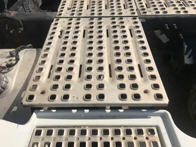 Volvo VNL Deck Plate / Catwalk