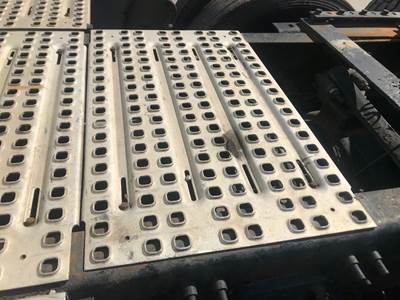 Volvo VNL Deck Plate / Catwalk