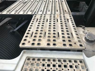 Volvo VNL Deck Plate / Catwalk