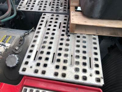Volvo VNL Deck Plate / Catwalk