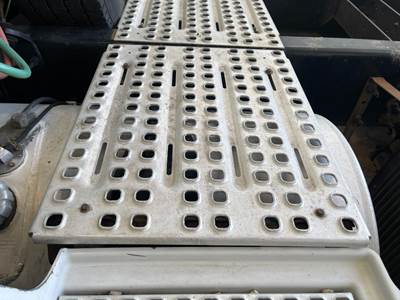 Volvo VNL Deck Plate / Catwalk