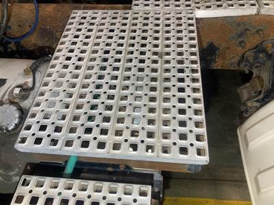 Volvo VNL Deck Plate / Catwalk