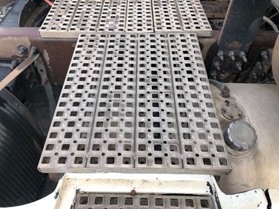 Volvo VNL Deck Plate / Catwalk