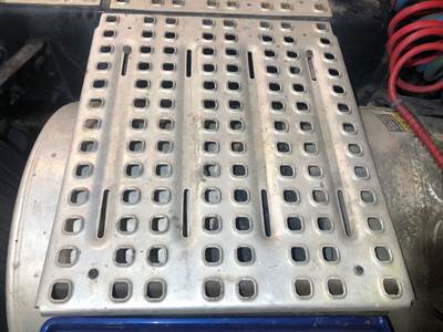 Volvo VNL Deck Plate / Catwalk