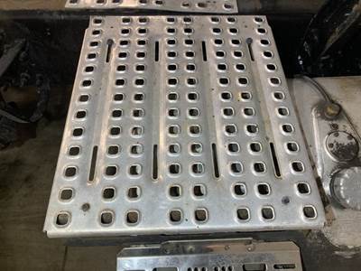 Volvo VNL Deck Plate / Catwalk