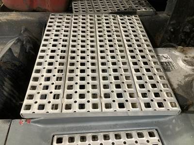 Volvo VNL Deck Plate / Catwalk