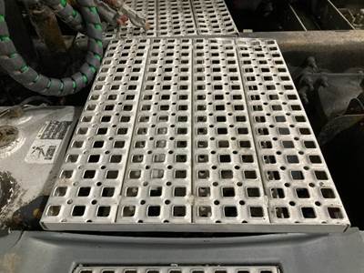 Volvo VNL Deck Plate / Catwalk
