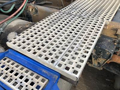 Volvo VNL Deck Plate / Catwalk