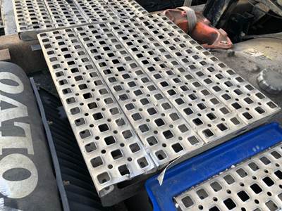 Volvo VNL Deck Plate / Catwalk