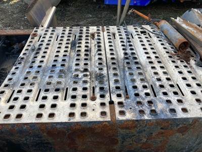 Volvo VNL Deck Plate / Catwalk