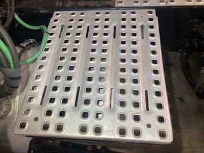 Volvo VNL Deck Plate / Catwalk