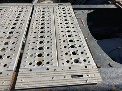 Volvo VNL Deck Plate / Catwalk